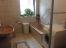 Bad mit Badewanne und Dusche
