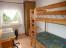 2. Schlafzimmer mit Stockbett und Schreibtisch
