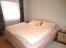 Schlafzimmer mit Doppelbett und Kleiderschrank
