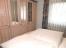 Schlafzimmer mit Doppelbett und Kleiderschrank
