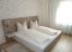 großes Schlafzimmer mit Doppelbett und Schrank
