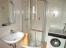 Bad mit Dusche und Waschmaschine
