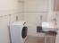 Badezimmer mit Fenster
