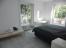 Schlafzimmer mit Doppelbett und Kinderbett
