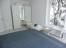 Schlafzimmer mit Doppelbett und Kinderbett
