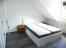 Schlafzimmer mit Doppelbett und großen Kleiderschrank
