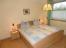 1. Schlafzimmer mit Doppelbett und Kleiderschrank
