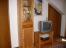 Wohnzimmer mit TV-Gerät und Einbauschrank
