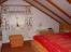 Schlafzimmer im DG mit Doppelbett und 2 Einzelbetten
