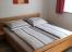 Schlafzimmer mit Doppelbett
