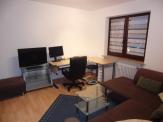 Wohnzimmer mit Couch und Schreibtisch