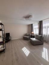 Wohnzimmer mit gemütlichen Schlafsesseln